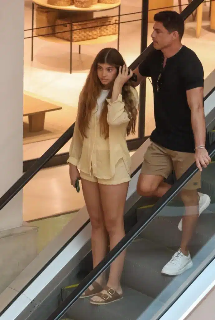 Cauã Reymond passeia com a filha no shopping