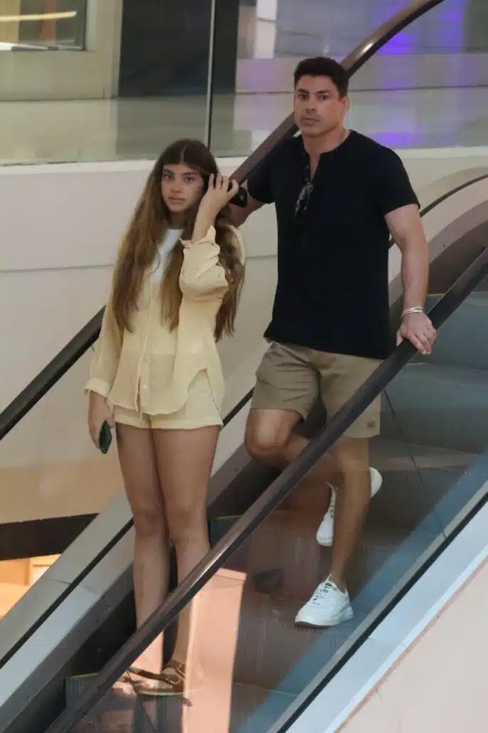 Sofia e Cauã Reymond são flagrados pelos paparazzi