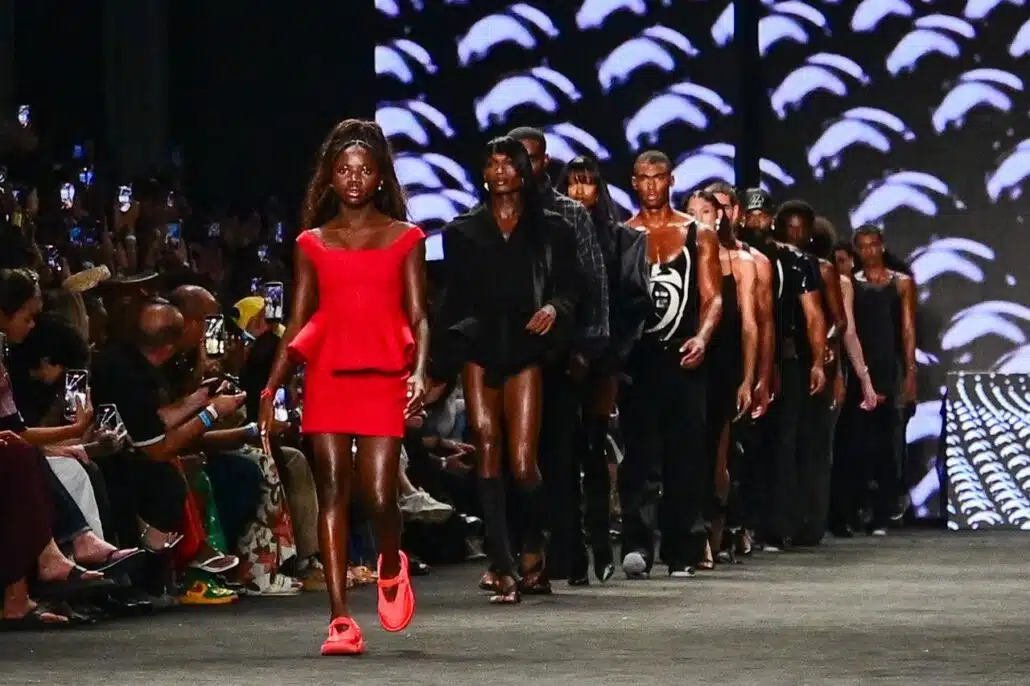 Títi, primogênita de Giovanna Ewbank, no final do desfile