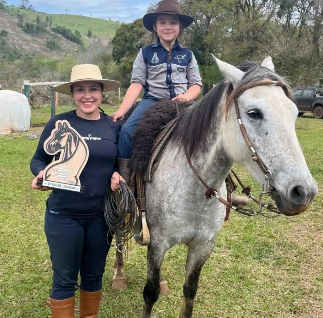 A menina Ana Júlia junto com a mãe Janete