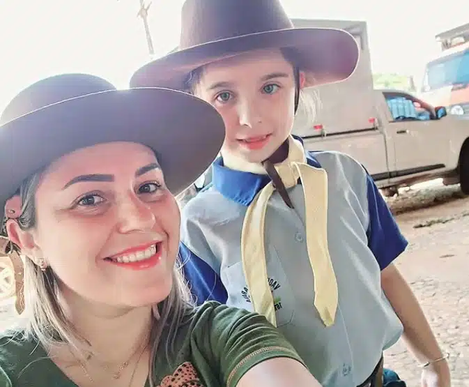 A menina Ana Júlia com a sua mãe Janete