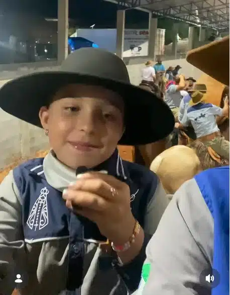 Menina Ana Júlia falando depois de uma competição