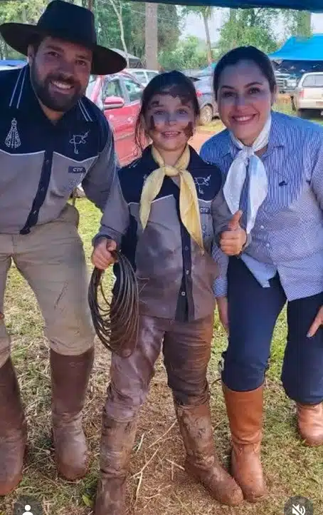 Menina Ana Júlia da Silva junto com seus pais