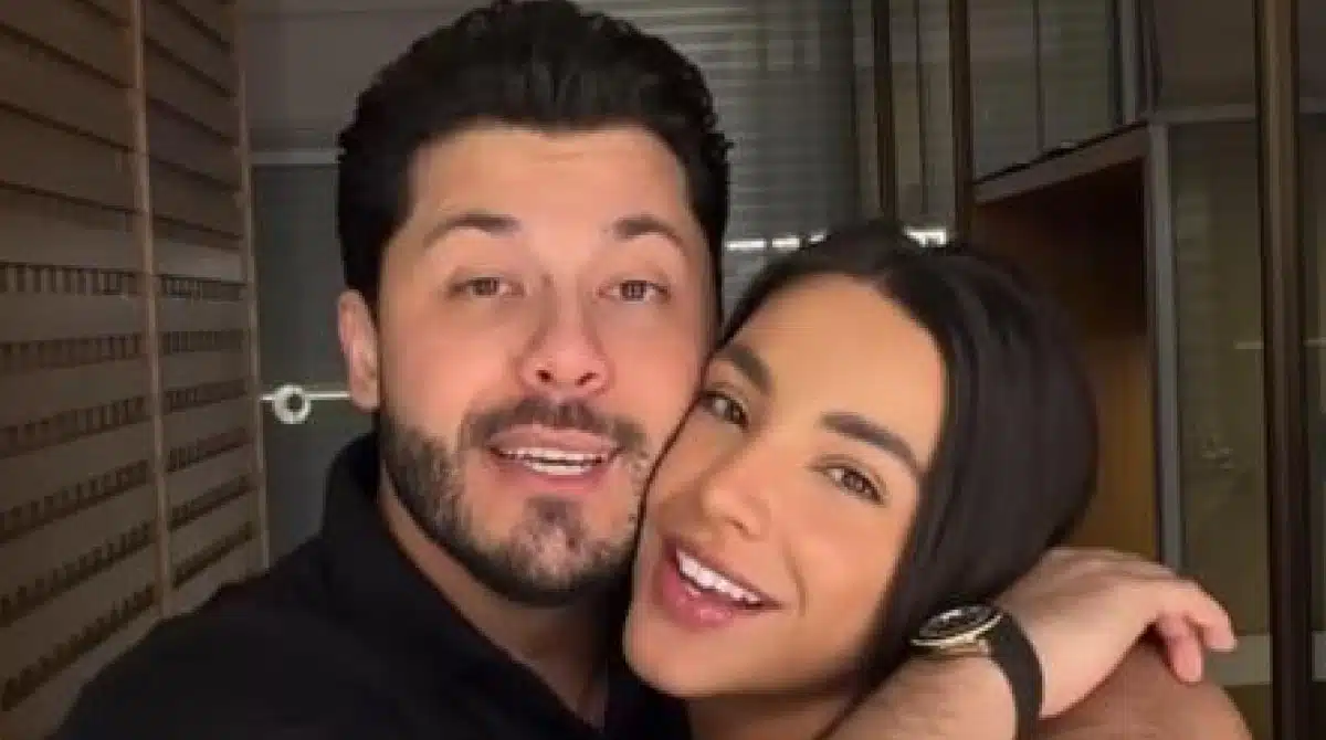 Murilo Huff e Gabriela posam com Léo em casamento