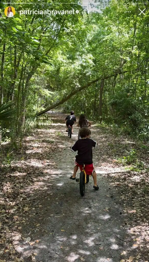 Patrícia Abravel mostra os filhos fazendo uma trilha