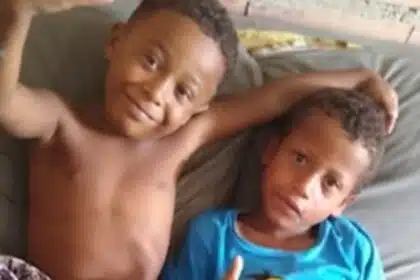 Pais dos primos achados sem vida rebateram a versão oficial