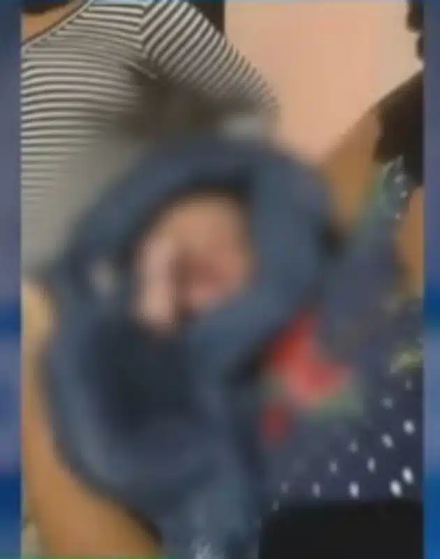 O recém-nascido está se recuperando após ter sido achado em caixa