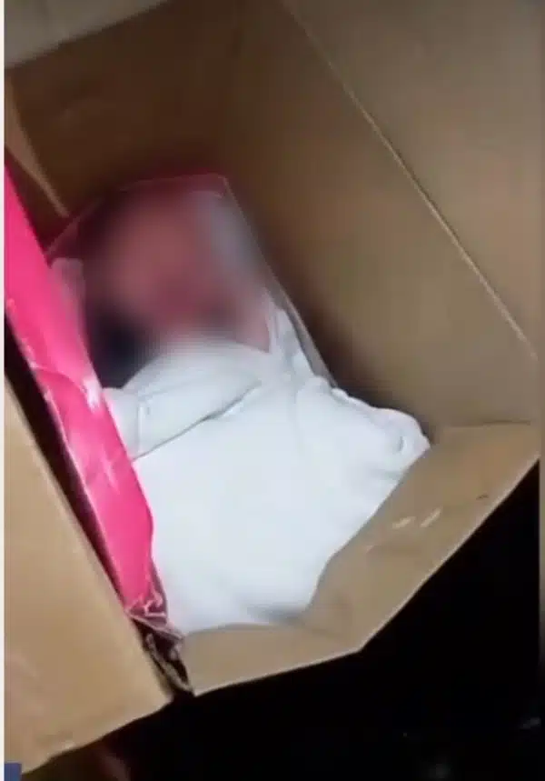 O recém-nascido pouco depois de ser encontrado
