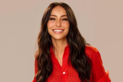 Sabrina Sato mostra filha brincando em sua fazenda