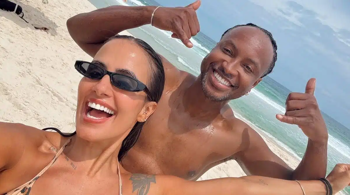 Carol e Thiaguinho posam com o bebê na praia e encantam