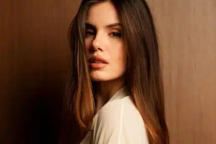Camila Queiroz mostra a filha no seu trabalho e impressiona