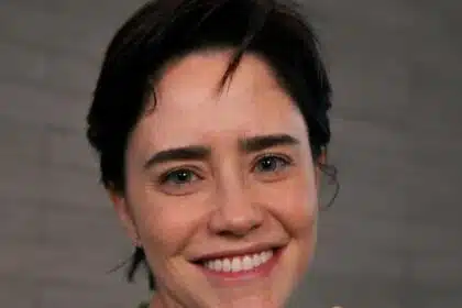 Fernanda Vasconcellos posa na maternidade com seu neném
