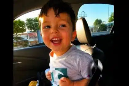 A mãe esqueceu o filho de três anos no carro