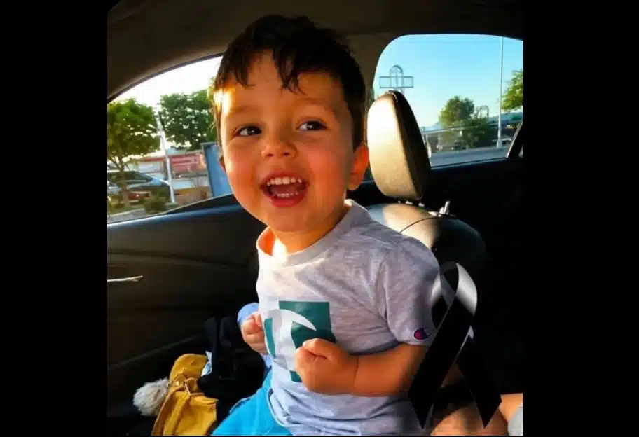 A mãe esqueceu seu filho de três anos dentro do carro por 12 horas