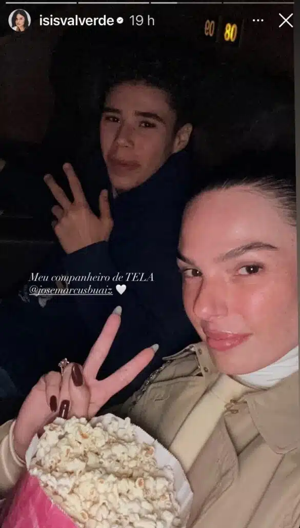 Isis Valverde e José posam juntos no cinema
