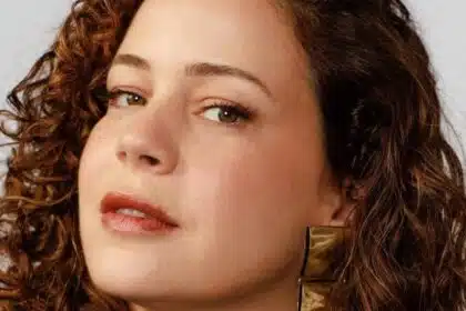 Leandra Leal posa com o caçula