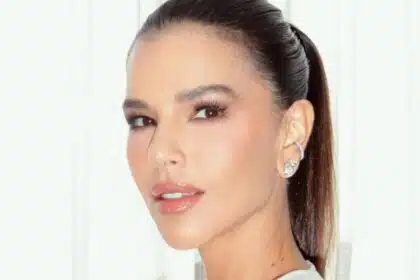 Mariana Rios leva o bebê para passear na cidade dela