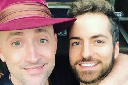 Viúvo de Paulo Gustavo posa com filhos em divertida viagem