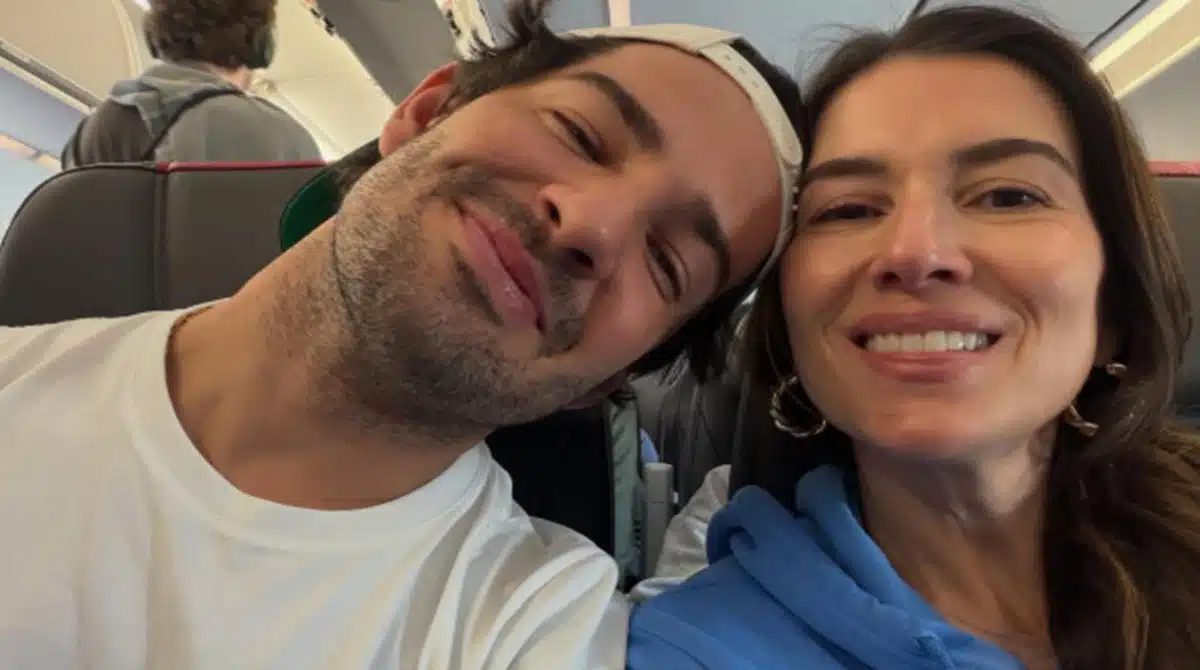 Rebeca Abravanel se diverte com seu filho com Alexandre Pato em praia