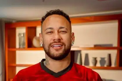 Neymar Jr surge sem aliança em festa em Nova Iorque e impressiona