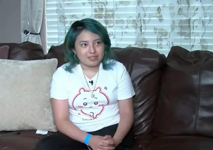 Garota Jasmine falando de suas conquistas após operar a perna