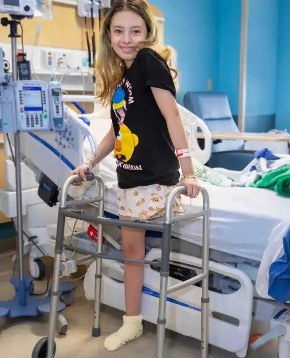 Garota Jasmine pouco após ter operado sua perna