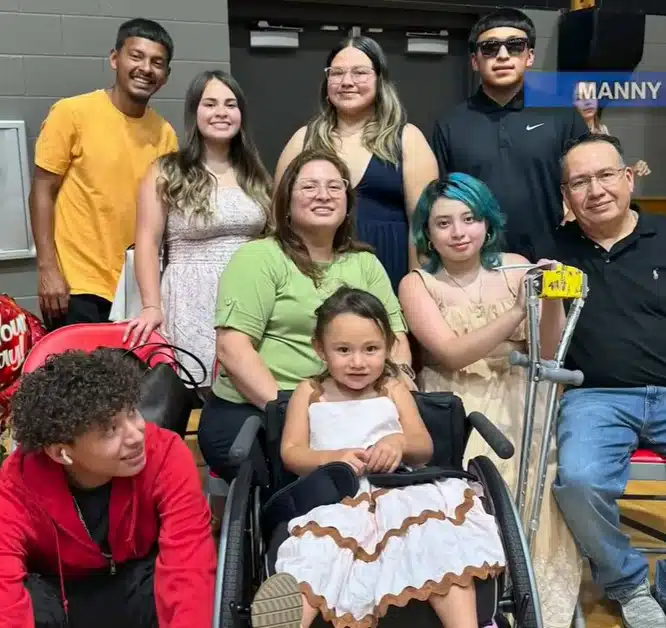 A garota Jasmine com a família na sua formatura