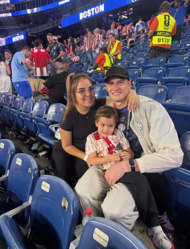 O goleiro do Paraguai posou com a esposa e o o filho na Copa