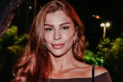 Grazi Massafera surge com a filha em show