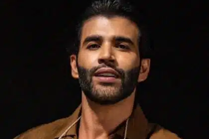 Gusttavo Lima posa com filhos, após cancelar show