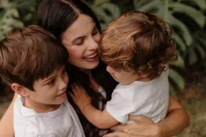 Sthefany Brito mostrar os filhos conhecendo o irmão recém-nascido e emociona