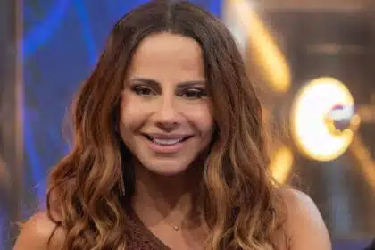 Viviane Araújo exibe o filho no futebol