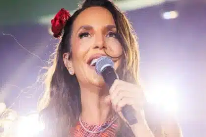 Ivete Sangalo posa de férias com as filhas gêmeas e familiares de férias no Rio do São Francisco