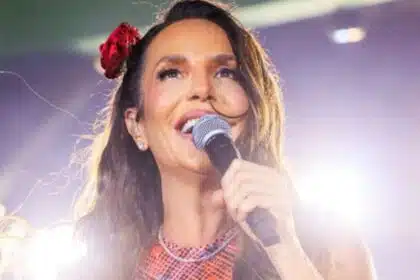 Ivete Sangalo posa o bebê de sua “filha” e se declara ela