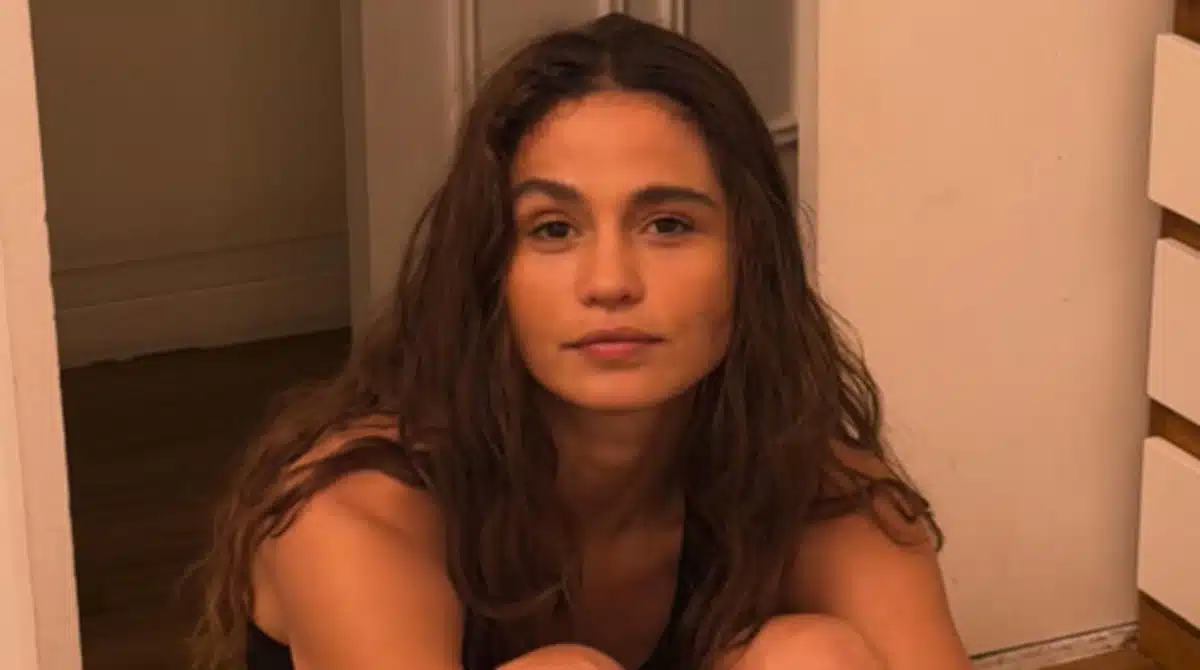 Nanda Costa surge com as filhas e a ex na festa da escola delas e surpreende