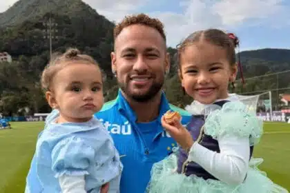 Neymar surge acompanhando das filhas no seu retorno ao Santos após copa