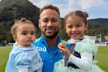 Neymar mostra sua filha pintando as unhas de seus pés e surpreende