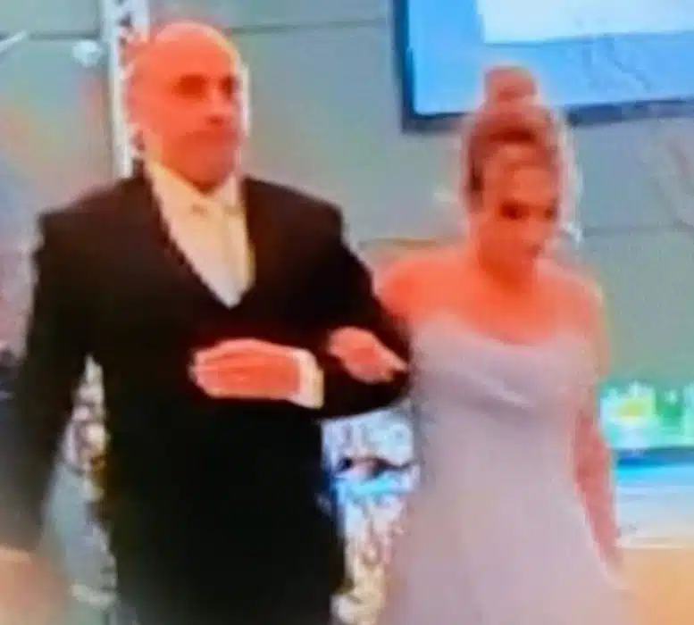 Anna Carolina Jatobá em um casamento ao lado de Alexandre Nardoni