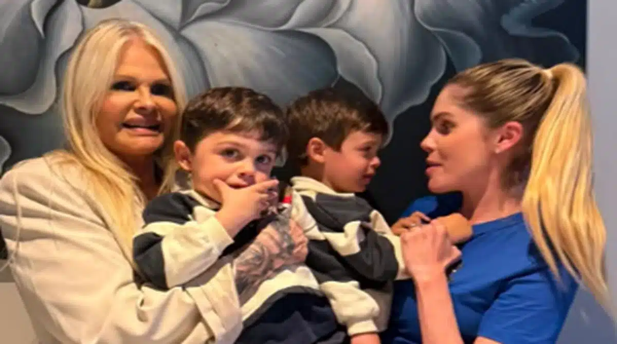 Bárbara Evans faz festa de aniversário para mãe, Monique Evans