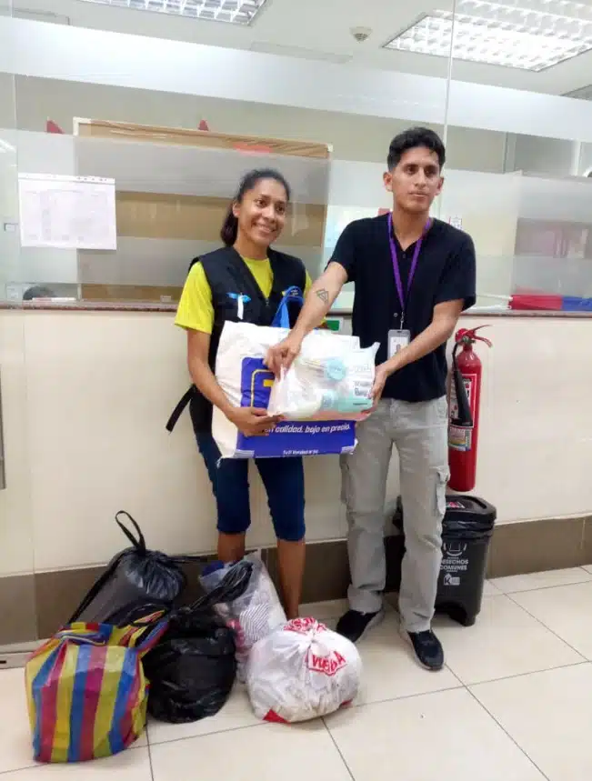 Menina está recebendo ajuda de várias pessoas