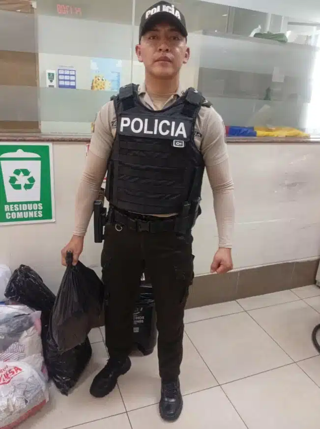 Uma das pessoas que levou doações ao bebê