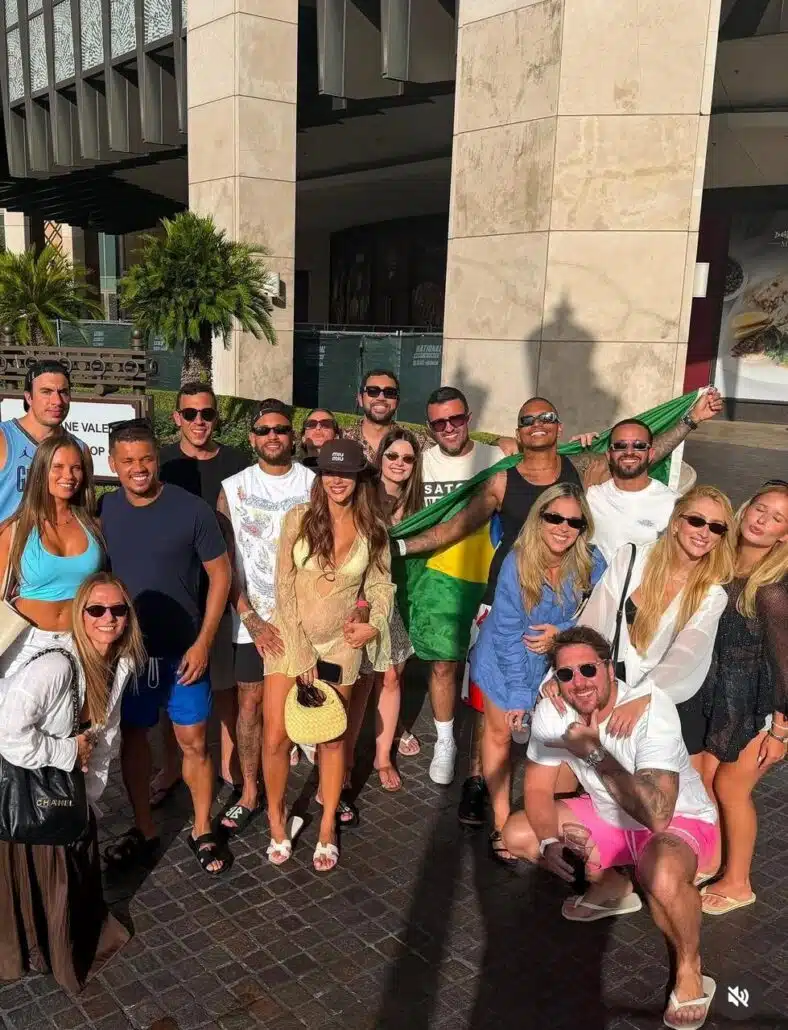 Bruna Biancardi posa com Neymar e amigos, em cassino de luxo