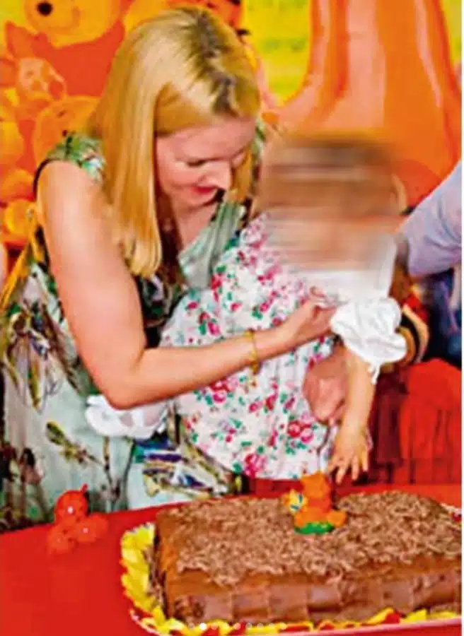 Elize Matsunaga junto com a filha em foto rara