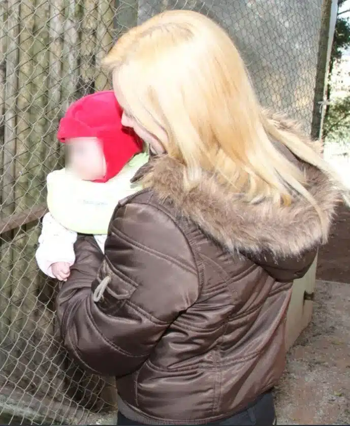 Elize Matsunaga junto com a filha antes do que houve