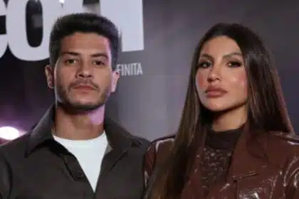 Filha de Arthur Aguiar posa em dia de beleza com a madrasta e resultado encanta