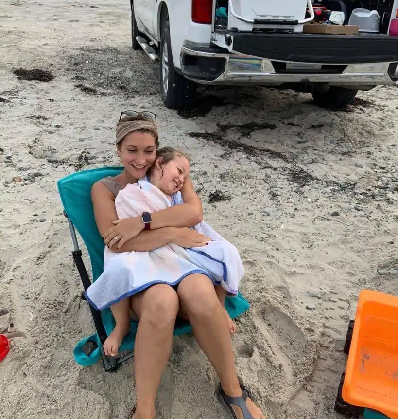 A mãe com um dos filhos antes do que houve