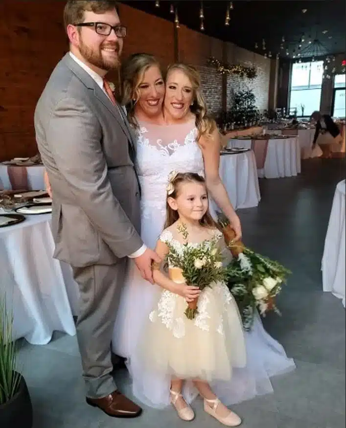 Gêmeas siamesas com o marido e a enteada