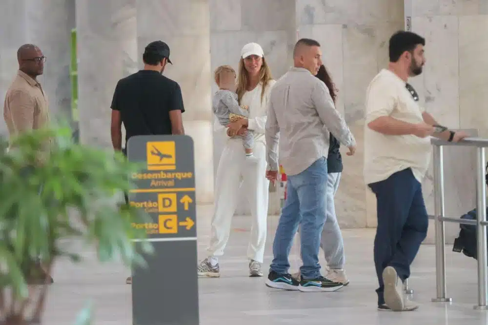Gisele Bündchen caminhou pelo aeroporto com o bebê