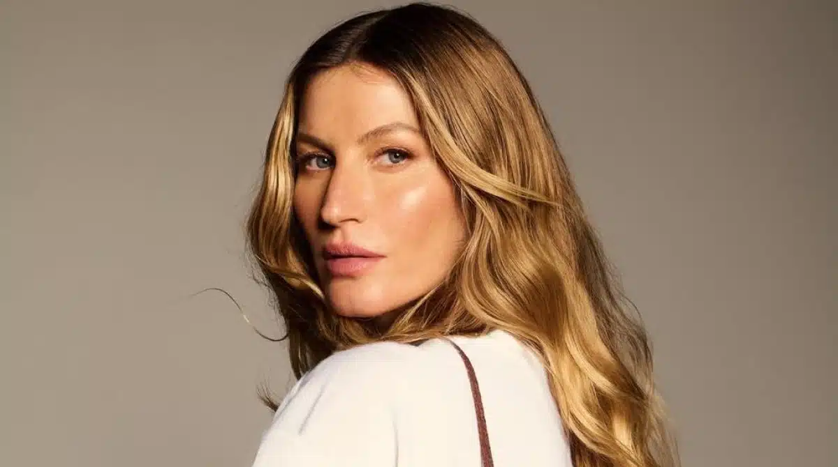 Gisele Bündchen é flagrada com o caçula em aeroporto