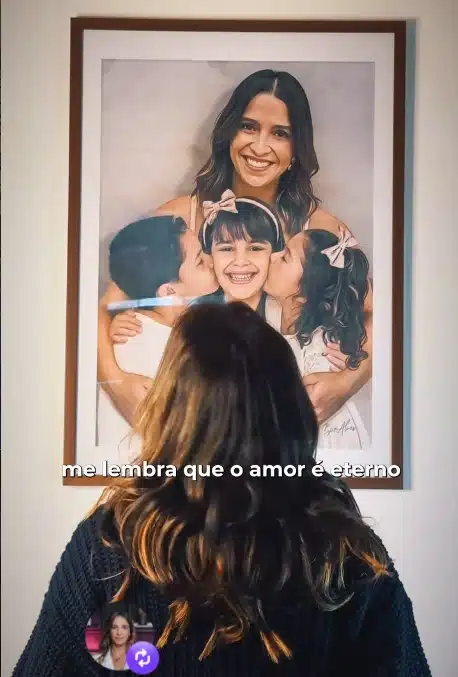 A mãe de Isabella Nardoni diante de um quadro dos seus três filhos